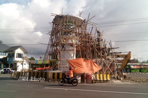 Revitalisasi Monumen Nyi Ageng Serang mulai memasuki tahap pengecatan menara yang dilakukan sejumlah pekerja di kawasan simpang lima Karangnongko, Rabu (10/12/2014). (Harian Jogja/Holy Kartika N.S)