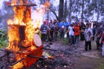 Warga Tengger membakar mahameru, Rabu (28/1/2015). (JIBI/Solopos/Antara/Adhitya Hendra)
