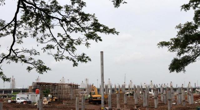 Alat berat memasang tiang pancang untuk pembangunan proyek jalan layang di kawasan Bandar Udara Soekarno-Hatta, Cengkareng, Tangerang, Banten, akhir pekan lalu. Pemerintah berencana menyuntikkan dana kepada perusahaan milik negara yang berkegiatan usaha mengelola bandara, pelabuhan, kereta api dan sebagainya pada tahun ini guna percepatan pembangunan infrastruktur. (Rahmatullah/JIBI/Bisnis)