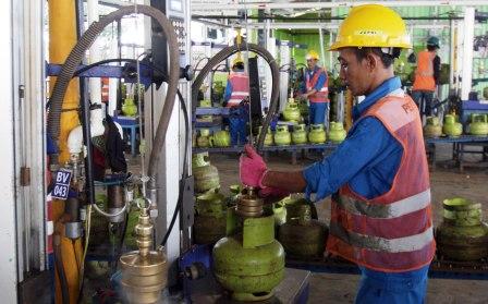 Ilustrasi pengisian elpiji 3 kg di depo Pertamina (Paulus Tandi Bone/JIBI/Bisnis)