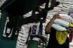 Pekerja mengangkut raskin di Gudang Bulog Kediri (JIBI/Solopos/Antara/Rudi Mulya)