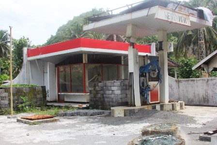 Kondisi SPBU di Pantai Ngrenehan, Saptosari terlihat tak terawat dan mangkrak. Dampak tak beroperasinya SPBU itu membuat nelayan harus menempuh jarak puluhan kilometer untuk mendapatkan BBM. Sabtu (18/1/2015). (JIBI/Harian Jogja/David Kurniawan)