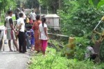 Sejumlah warga menyaksikan perbaikan jalan di Desa Tempel, Kecamatan Mondokan, Sragen, yang longsor hingga memakan separuh badan jalan, Rabu (28/1/2015). (Irawan Sapto Adhi/JIBI/Solopos)