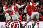 Alexis Sanches berselebrasi bersama rekan setimnya seusai menciptakan gol ke gawang Stoke. (JIBI/Reuters/Eddie Keogh)