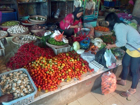 Seorang pembeli memilih dagangan dilapak pedagang sembako di Pasar tradisional Piyungan. Pada hari pertama berlakunya harga baru BBM, sejumlah harga kebutuhan pokok untuk non-pabrikan sudah mulai berguguran seperti sayuran, daging, telur, beras dan cabai. (JIBI/Harian Jogja/Endro Guntoro)
