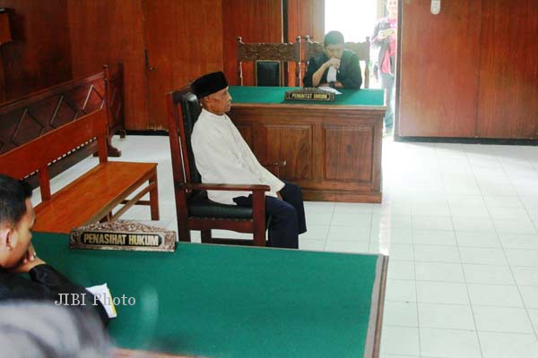 Mbah Harso saat melakukan sidang lanjutan kasus pengerusakan kawasan konservasi Hutan Paliyan di Pengadilan Negeri Wonosari, Selasa (30/12/2014). (JIBI/Harian Jogja/David Kurniawan)