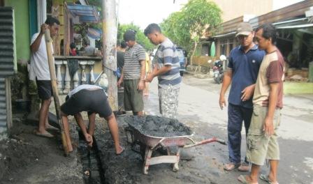 Warga Sukoharjo RT 002/RW 001, Kelurahan Sukoharjo, Kecamatan Sukoharjo, Kabupaten Sukoharjo kerja bakti membersihkan drainase yang tersumbat sampah di kampung setempat, Minggu (15/2/2015). (Rudi Hartono/JIBI/Solopos)