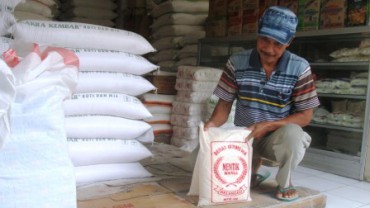 Seorang karyawan Toko Rajawali, Terminal Angkudes Wonogiri, Prayit ‘Gogik’ menunjukkan dua sak beras jenis mentik yang dijualnya, Senin (23/2/2015). Stok beras di tokonya habis sepekan terakhir. (Trianto Hery Suryono/JIBI/Solopos)