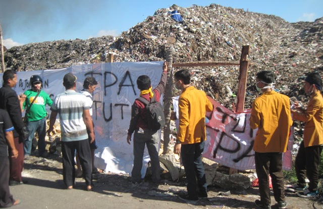 Warga memblokir akses kendaraan pengangkut sampah masuk ke tempat pembuangan akhir (TPA) Jomboran, Klaten, Sabtu (7/2/2015). Pemblokiran dilakukan sebagai buntut kekesalan warga terkait sikap Pemkab setempat yang tak kunjung menutup TPA. (Taufiq Sidik Prakoso/JIBI/Solopos)