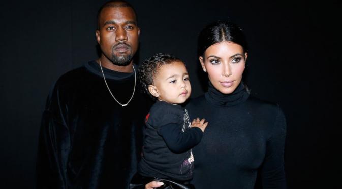 Kanye West (kiri) Kim Kardashian (kanan) bersama anaknya (dailymail.co.uk)