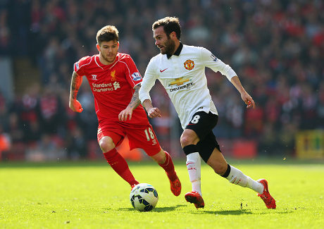 Bek Liverpool, Alberto Moreno, mencoba menghadang winger MU, Juan Mata. (Detik.com)
