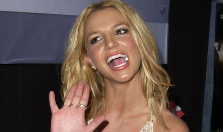 Britney Spears tunjukkan cincin pertunangan (Mirror.co.uk)