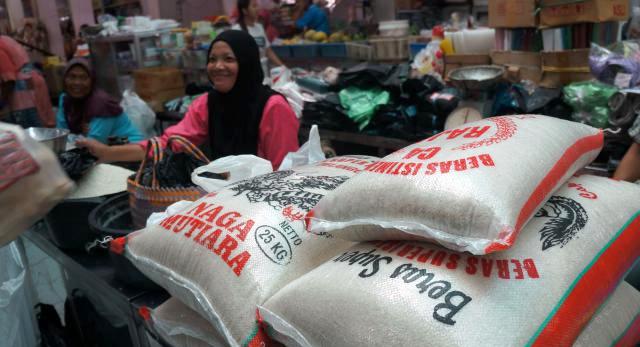 Pedagang beras di Pasar Gading, Solo, Selasa (3/3/2015). (Sunaryo Haryo Bayu/JIBI/Solopos)