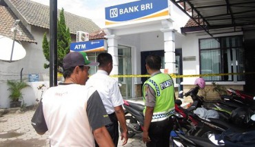 Garis polisi direntang di KCP BRI Ngadiluwih, rabu (11/3/2015). (JIBI/Solopos/Antara/Asmaul Chusna)