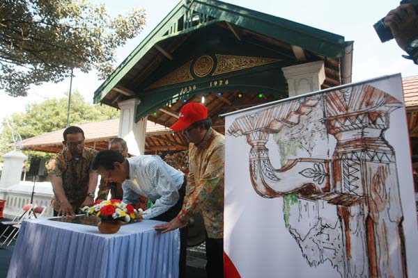 JIBI/Harian Jogja/Desi Suryanto Gubernur DIY Sri Sultan Hamengku Buwono X di dampingi Komisaris AirAsia Indonesia Dharmadi (kanan) menandatangani plakat saat menandai persesmian program Jagalan Tlisih Telusur Kampung Pusaka di halaman Masjid Gedhe Kotagede, Bantul, DI. Yogyakarta, Minggu (29/03/2015). Program kolaborasi antara Arsitek Komunitas Yogyakarta (ArKomJogja) dengan Karang Taruna Desa Jagalan yang didukung oleh AirAsia Foundation itu menggagas tur ke perkampungan dengan arsitektur bersejarah, kuliner dan melihat lebih dekat perajin perak lokal Kotagede. Tur Jagalan Tlisih diselenggarakan setiap Minggu dengan tarif Rp 55.000 dengan reservasi melalui jogja@arkom.or.id