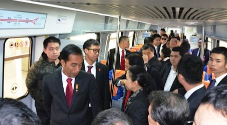 Presiden Joko Widodo (kiri) berbincang dengan Menteri BUMN Rini Soemarmo (kanan) dalam kereta api bawah tanah (subway) Beijing, Tiongkok, Kamis (26/3/2015). (JIBI/Solopos/Antara/Rini Utami)