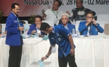 Kandidat Ketua Umum PAN periode 2015-2020 Hatta Rajasa (kedua dari kanan) dan Zulkifli Hasan (kanan) menyaksikan peserta memasukkan surat suara dalam Kongres IV Partai Amanat Nasional (PAN) di Hotel Westin, Nusa Dua, Badung, Bali, Minggu (1/3/2015). Pemilihan ketua umum PAN dipercepat dengan 584 anggota DPP, DPW, dan DPD PAN yang memiliki hak suara. (JIBI/Solopos/Antara/Rosa Panggabean)