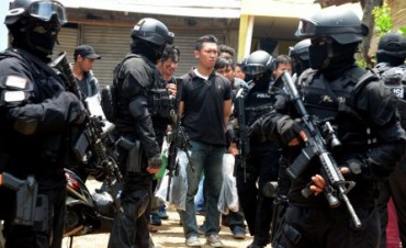 Penggeledahan rumah Tuah Febriwansyah di Setu, Tangerang Selatan, Banten, Minggu (22/3/2015). (JIBI/Solopos/Antara/Muhammad Iqbal)
