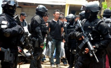 Penggeledahan rumah Tuah Febriwansyah di Setu, Tangerang Selatan, Banten, Minggu (22/3/2015). (JIBI/Solopos/Antara/Muhammad Iqbal)