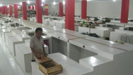 Pedagang berbagai bumbu, Susanto, 63, menata telur dagangannya di los sisi selatan lantai I Pasar Ir. Soekarno, Minggu (1/3/2015). Ratusan los bagian tersebut belum ditempati pedagang. (Rudi Hartono/JIBI/Solopos)