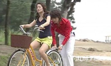 Sinopsis:Ji Eun dan Yong Jae Pergi Berbulan Madu,Setelah Menikah