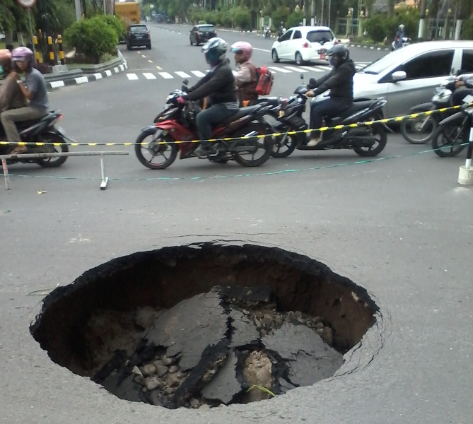 Jalan rusak di jalan Kenari (JIBI/Harian Jogja/Uli Febriarni)