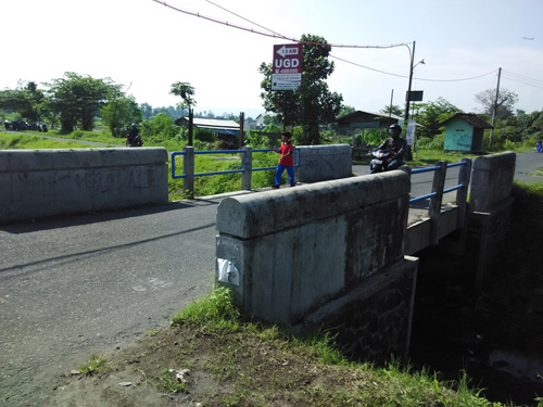 Kondisi Jembatan Kardirojo, Purwomartani, Kalasan yang dianggap terlalu sempit dan sudah saatnya diperbaiki. Foto diambil Minggu (8/3/2015). (JIBI/Harian Jogja/Rima Sekarani I.N)