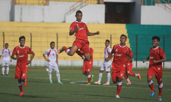 Harian Jogja/Jumali Pesepakbola Persiba Yanuar Ruspuspito meluapkan kegembiraan usai mencetak golnke gawang Persipur