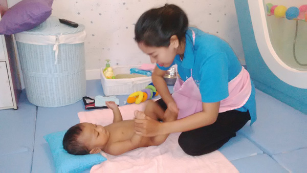 Salah seorang bayi sedang melakukan perawatan di Kezeea Dunia Kecilku Jogja, Kamis (25/3/2015) (JIBI/Harian Jogja/Abdul Hamied Razak)