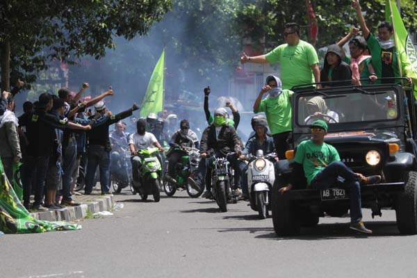 JIBI/Harian Jogja/Desi Suryanto Simpatisan Partai Persatuan Pembangunan (PPP) berkonvoi dengan sepeda motor dan mobil saat menghadiri peingatan Hari Kelahiran (Harlah) PPP ke-42 di Stadion Kridosono Yogayakarta, Minggu (12/04/2015). Ribuan simpatisan yang hadir tidak hanya dari wilayah DI. Yogyakarta, namun dari berbagai daerah di Jawa Tengah.