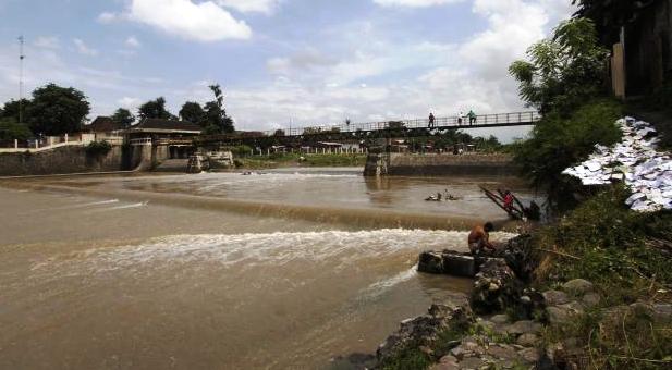 Aktivitas warga seusai ketinggian air surut di kawasan Bendung Karet, Tirtonadi Solo, Jumat (24/4/2015). (Ivanovich Aldino/JIBI/Solopos)