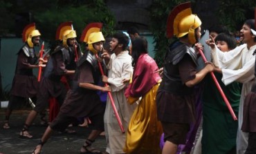 Drama proses penyaliban Yesus Kristus di Gereja Katolik St. Mikael, Surabaya, Jumat (3/4/2016). (JIBI/Solopos/Antara/Zabur Karuru)