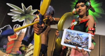 Costplay tokoh Kurusetra Kandini (kanan) dan Juna saat peluncuran mobile game Kurusetra: The Mighty War di Jakarta, Rabu (22/4/2015). (JIBI/Solopos/Antara/Puspa Perwitasari)