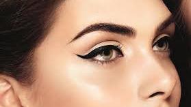 Ilustrasi menggunakan eyeliner (Activeskin.com.au)
