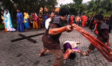 Drama proses penyaliban Yesus Kristus di Gereja Katolik St. Mikael, Surabaya, Jumat (3/4/2016). (JIBI/Solopos/Antara/Zabur Karuru)