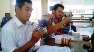 Panitia mengecek kondisi dan desain robot dari peserta Kompetisi Robot Line Follower di Kampus UNS Kentingan, Sabtu (25/4/2015). (Septhia Ryanthie/JIBI/Solopos)