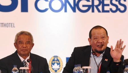 Ketua Umum PSSI periode 2015-2019 La Nyalla Mattalitti (kanan) dan Ketua PSSI periode 2011-2015 Djohar Arifin (kiri) memberikan keterangan pers seusai KLB PSSI di Surabaya, Sabtu (18/4/2015) (JIBI/Solopos/Antara/Zabur Karuru)
