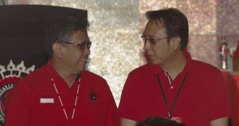 Sekjen PDIP Hasto Kristiyanto (kiri) berbincang dengan Ketua Bidang Ekonomi Kreatif Prananda Prabowo (kanan) saat pengumuman pengurus inti PDI Perjuangan oleh Ketua Umum PDI Perjuangan Megawati Soekarnoputri pada Kongres PDIP 2015 di Hotel Inna Grand Bali Beach, Sanur, Bali, Jumat (10/4/2015). (JIBI/Solopos/Antara/Andika Wahyu)