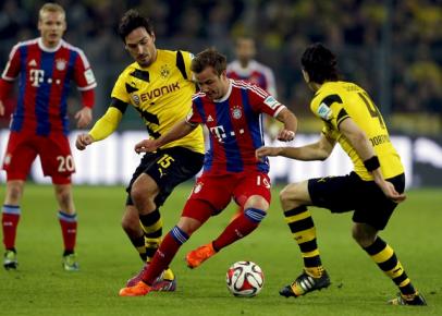 Pemain Bayern Mario Goetze berhadapan lawan pemain Dortmund Mats Hummels (ki). JIBI/Rtr/Wolfgang Rat