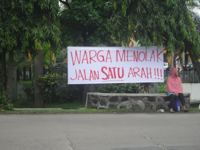 Sebuah spanduk penolakan pemberlakuan satu arah di Jl. Prof. Dr. Soeharso, Jajar, terpampang di depan kantor BBKPM, Sabtu (25/4). Rencananya kebijakan satu arah akan diberlakukan Mulai Senin (27/4/2015). (Chrisna Canis Cara/JIBI/Solopos)