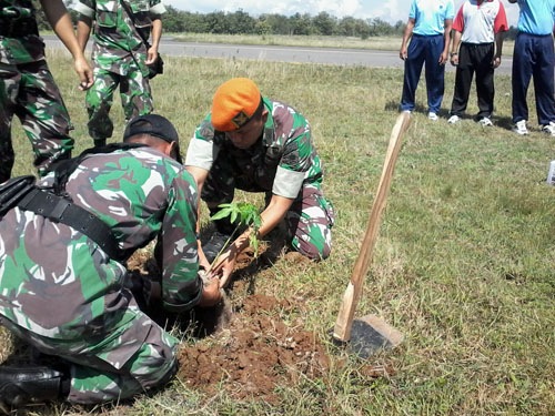 Komandan Denhanud 474 Paskhas Lanud Adisutjipto Jogja, Letkol Psk Dili Setiawan, saat melakukan penanaman bibit pepaya secara simbolik di salah satu sisi lahan tidur Lanud Gading, Playen, Gunungkidul, Sabtu (18/4/2015). (Uli Febriarni/Harian Jogja)
