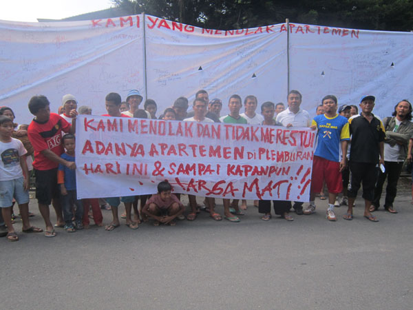 Warga Plemburan berpose di depan spanduk berisi tanda tangan penolakan pembangunan apartemen di wilayah mereka, Minggu (5/4/2015). (JIBI/Harian Jogja/Sunartono)