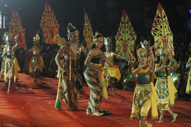 Gabungan penari mementaskan tarian kolosal bertajuk Tarian Prana Wijaya pada pertunjukan Solo 24 Jam Menari di Jl. Jendral Sudirman, Solo, Rabu (29/4/2015) malam. Pementasan yang melibatkan sekitar 300 penari tersebut menceritakan perjuangan Rama Wijaya memerangi kebatilan. (Ivanovich Aldino/JIBI/Solopos)
