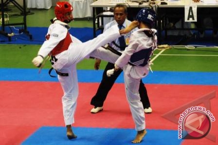Dua atket taekwondo sedang bertarung dalam sebuah pertandingan. Ilustrasi/Ist/Antara