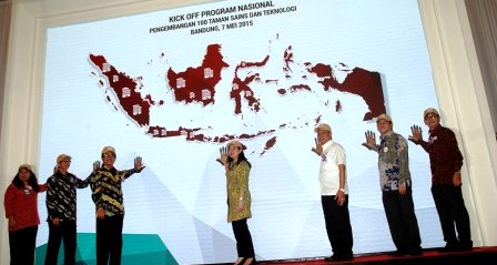 Menko PMK Puan Maharani (tengah) bersama Menristekdikti Mohamad Nasir (ketiga dari kanan), meresmikan kick off program nasional pengembangan 100 Taman Sains dan Teknologi di Bandung, Kamis (7/5/2015). (JIBI/Solopos/Antara/Fahrul Jayadiputra)