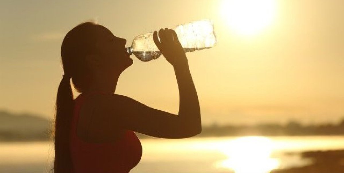 Minum air putih (Huffingtonpost)