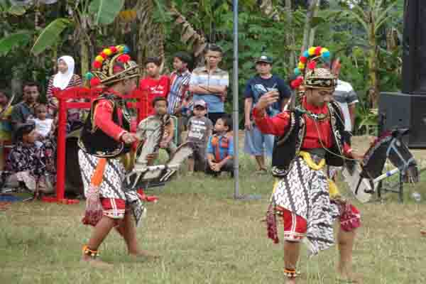 Warga Desa Ngargosari menampilkan Tari Incling Krido Mudo pada gelar seni kantong budaya di Lapangan Ngargosari, Kecamatan Samigaluh, Kulonprogo, Sabtu (30/5/2015). (JIBI/Harian Jogja/Rima Sekarani I.N.)