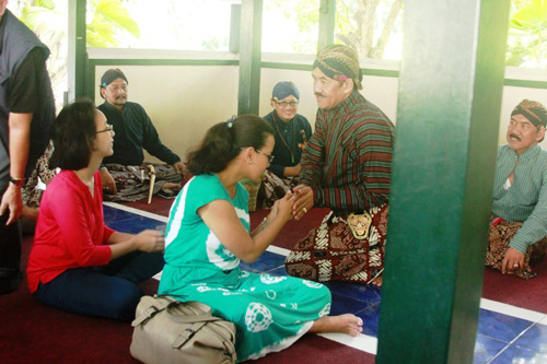 GBPH Yudhaningrat bersalaman dengan GKR Pembanyun saat bersama-sama berkunjung di Makam Ki Ageng Giring, di Dusun Giring, Desa Sodo, Kecamatan Paliyan. Senin (4/5/2015). (David Kurniawan/JIBI/Harian Jogja)