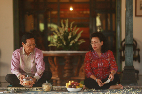 Raja Kraton Yogyakarta, Sultan Hamengku Buwono X di dampingi Gusti Kanjeng Ratu (GKR) Hemas (dua kanan di Dalem Wironegaran, Jogja, Jumat (8/5/2015). Pertemuan dengan puluhan perwakilan masyarakat Jogja tersebut Sultan HB X menjelaskan lebih terperinci tentang Sabda Raja dan Dawuh Raja beberapa waktu lalu. (Gigih M. Hanafi/JIBI/Harian Jogja)