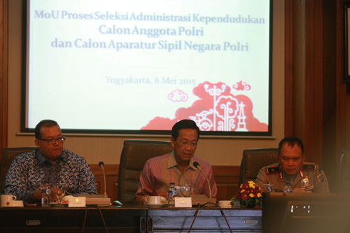 Gubernur DIY Sri Sultan Hamengku Buwono X berbincang dengan Ketua DPRD DIY Yuke Indra Laksana(kiri) dan Kapolda DIY Brigjen Pol. Erwin Triwanto (kanan) seusai penangdatangan nota kesepahaman tentang pendaftaran calon anggota Polri dan aparatur sipil negara Polrsi di Kantor Gubernur DIY, Kepatihan, Yogyakarta, Jumat (08/05/2015). Kerjasama ini menyakngkut proses sekeksi administrasi yang berbasis pada data kependudukan calon anggota Polri. (JIBI/Harian Jogja/Desi Suryanto)